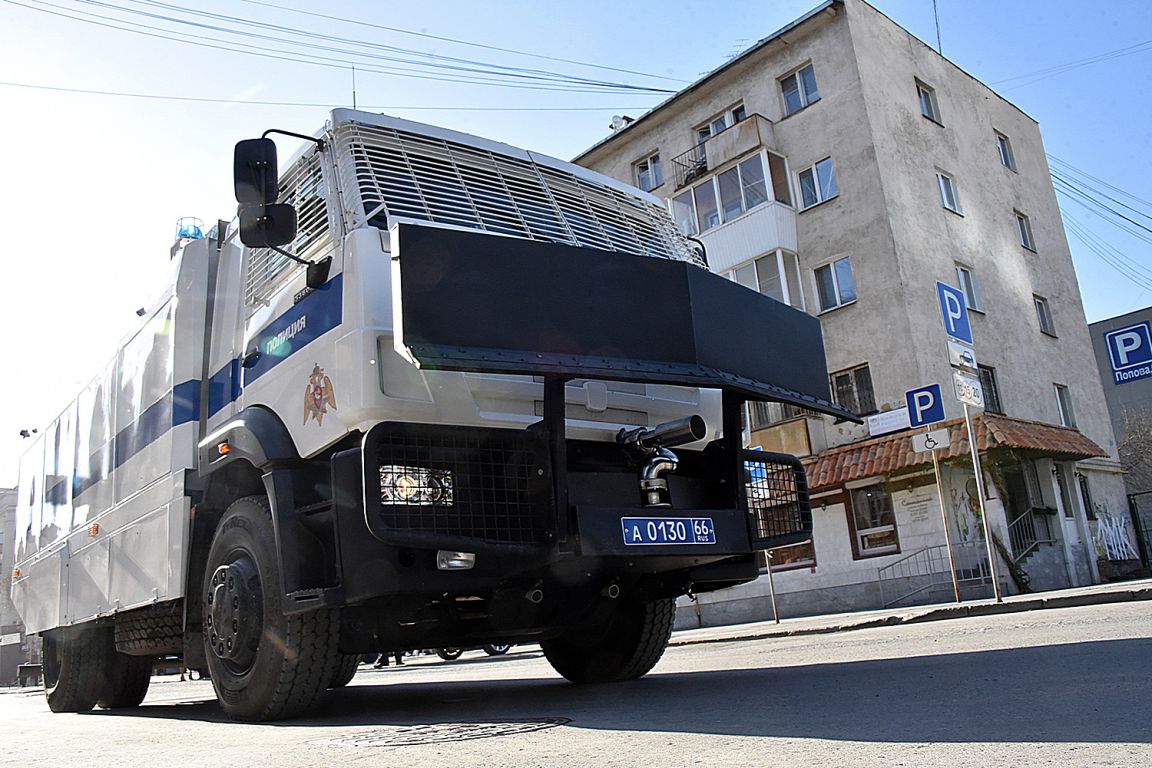 В Екатеринбурге люди в камуфляже штурмовали склад на ЖБИ - «Уральский  рабочий»